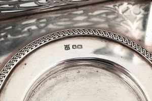 Calamaio. Argento fuso, sagomato, traforato e vetro molato. Marchi della città di Sheffield per l'anno 1936 e dell'argentiere Cooper brothers & sons  - Asta Argenti - Associazione Nazionale - Case d'Asta italiane