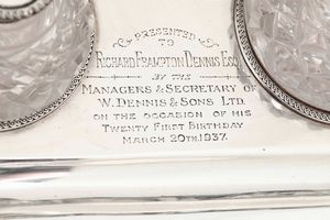 Calamaio. Argento fuso, sagomato, traforato e vetro molato. Marchi della città di Sheffield per l'anno 1936 e dell'argentiere Cooper brothers & sons  - Asta Argenti - Associazione Nazionale - Case d'Asta italiane