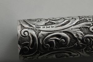 Lotto composto da un necessaire e un porta profumo. Uno argenteria italiana del XX secolo e uno Birmingham 1900  - Asta Argenti - Associazione Nazionale - Case d'Asta italiane