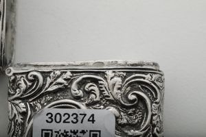 Lotto composto da un necessaire e un porta profumo. Uno argenteria italiana del XX secolo e uno Birmingham 1900  - Asta Argenti - Associazione Nazionale - Case d'Asta italiane