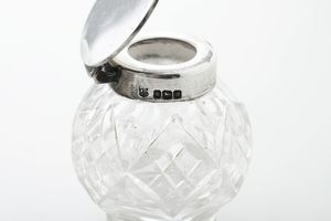 Calamaio in cristallo con coperchio in argento. Città di Sheffield 1904  - Asta Argenti - Associazione Nazionale - Case d'Asta italiane