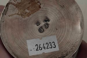 Due coppie di bussolotti da scrittura in argento e un calamaio in metallo e vetro. Differenti manifatture ed epoche dal XVIII al XX secolo  - Asta Argenti - Associazione Nazionale - Case d'Asta italiane