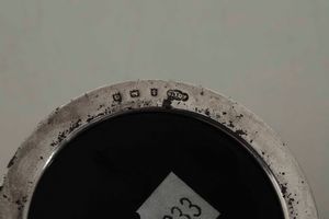 Due coppie di bussolotti da scrittura in argento e un calamaio in metallo e vetro. Differenti manifatture ed epoche dal XVIII al XX secolo  - Asta Argenti - Associazione Nazionale - Case d'Asta italiane