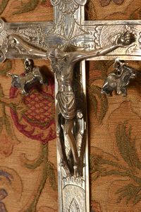 Crocifisso. Argento fuso e cesellato. Castoni con pietre colorate. Produzione coloniale sud americana (Perù?) del XVIII secolo  - Asta Argenti - Associazione Nazionale - Case d'Asta italiane