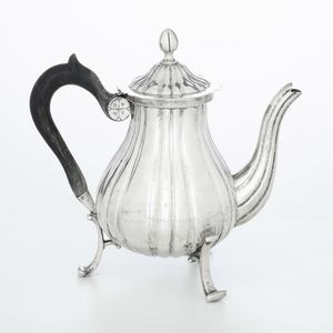 Teiera. Argenteria italiana della prima metà del XX secolo. Marchio con fascio littorio in uso dal 1935 al 1945 e dell'argentiere  - Asta Argenti - Associazione Nazionale - Case d'Asta italiane