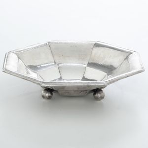 Centrotavola ottagonale. Argenteria milanese del XX secolo. Argentiere Miracoli  - Asta Argenti - Associazione Nazionale - Case d'Asta italiane