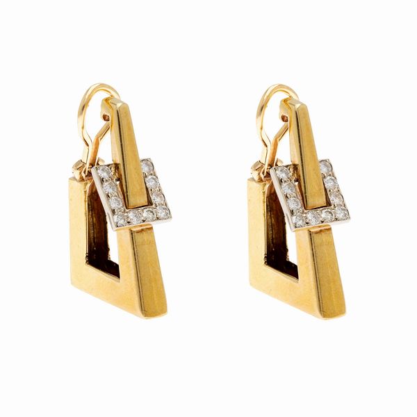 Orecchini geometrici pendenti in oro giallo 18kt e diamanti  - Asta Gioielli e Orologi - Associazione Nazionale - Case d'Asta italiane
