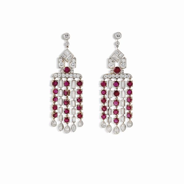 PAIO DI ORECCHINI PENDENTI CON RUBINI E DIAMANTI  - Asta Gioielli - Associazione Nazionale - Case d'Asta italiane