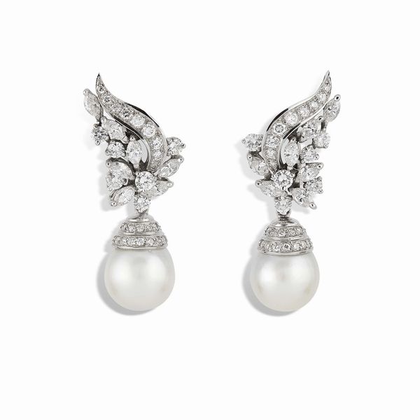 PAIO DI ORECCHINI PENDENTI CON PERLE SOUTH SEA E DIAMANTI  - Asta Gioielli - Associazione Nazionale - Case d'Asta italiane