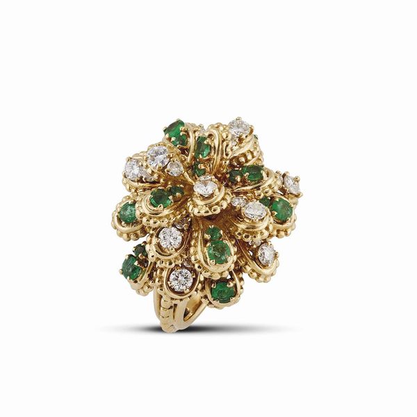 ANELLO FORMA DI FIORE CON SMERALDI E DIAMANTI  - Asta Gioielli - Associazione Nazionale - Case d'Asta italiane