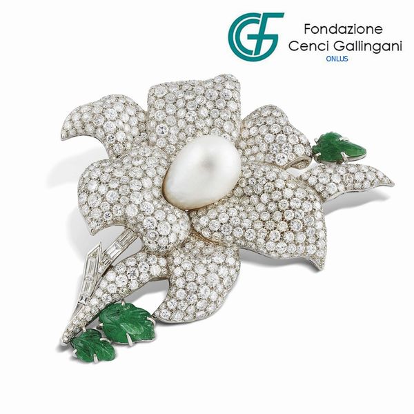 GRANDE SPILLA A FORMA DI FIORE CON PERLA NATURALE E DIAMANTI  - Asta Gioielli - Associazione Nazionale - Case d'Asta italiane