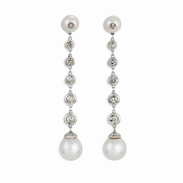PAIO DI LUNGHI ORECCHINI CON DUE COPPIE DI PERLE E DIAMANTI  - Asta Gioielli - Associazione Nazionale - Case d'Asta italiane