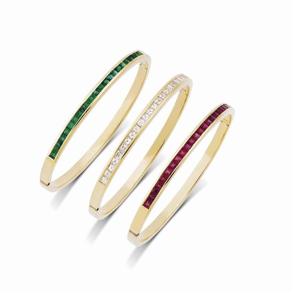 TRE BRACCIALI RIGIDI CON RUBINI SMERALDI E DIAMANTI  - Asta Gioielli - Associazione Nazionale - Case d'Asta italiane