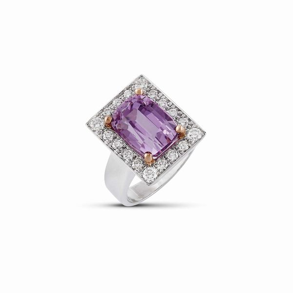 ANELLO CON KUNZITE E DIAMANTI  - Asta Gioielli - Associazione Nazionale - Case d'Asta italiane
