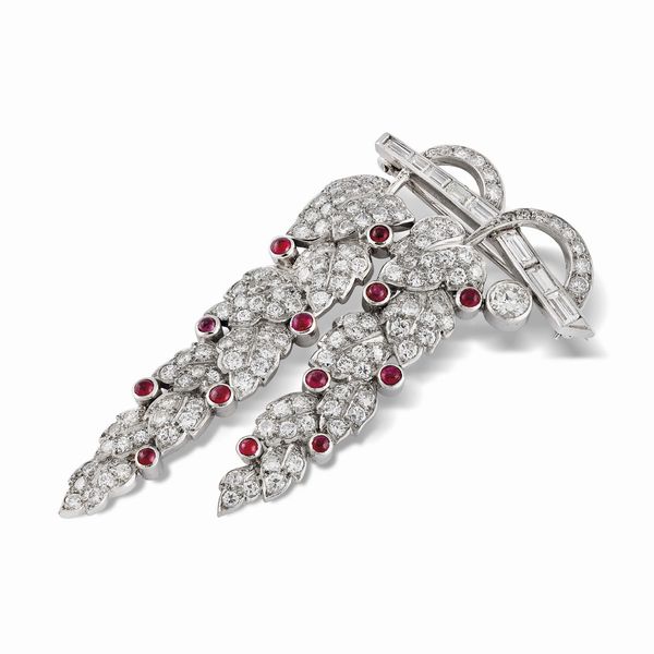 SPILLA A FORMA DI TRALCIO DI VITE CON RUBINI E DIAMANTI  - Asta Gioielli - Associazione Nazionale - Case d'Asta italiane
