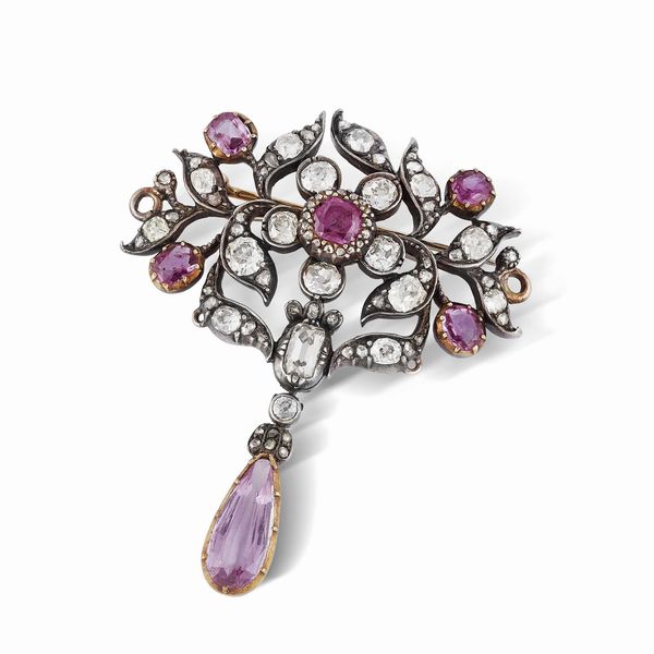 SPILLA A TRALCIO FIORITO CON RUBINI BIRMANI DIAMANTI E TOPAZIO ROSA NATURALE  - Asta Gioielli - Associazione Nazionale - Case d'Asta italiane