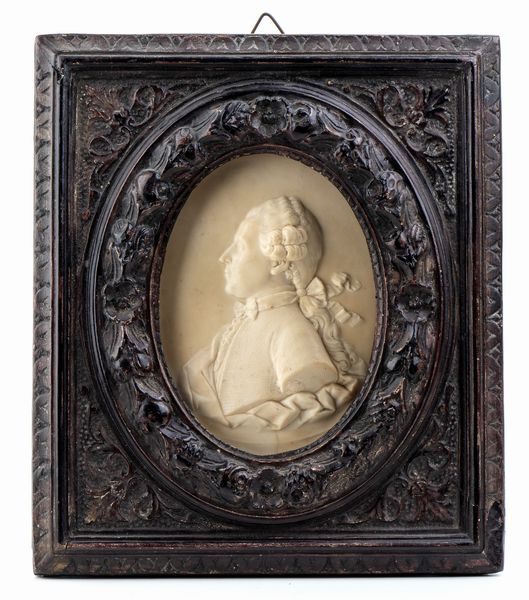 bassorilievo in platre siglato Nini f(ecit) di giovane gentiluomo  - Asta Militaria, Ordini cavallereschi, Napoleonica - Associazione Nazionale - Case d'Asta italiane