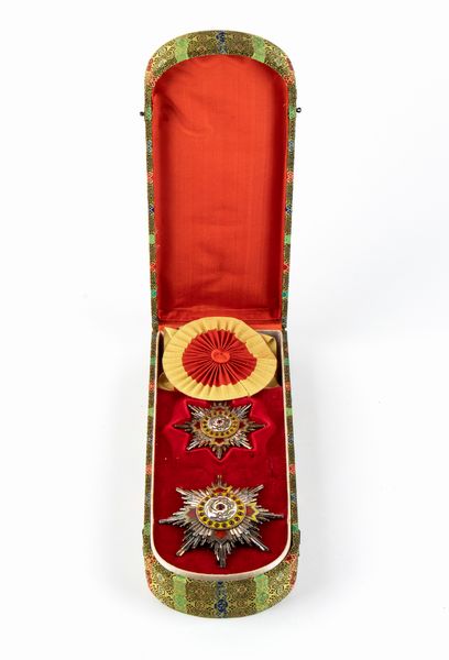 Cina, Ordine del prezioso e brillante Grano Dorato, insegna di Gran Croce in astuccio, con diploma di concessione  - Asta Militaria, Ordini cavallereschi, Napoleonica - Associazione Nazionale - Case d'Asta italiane