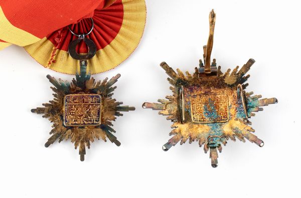 Cina, Ordine del prezioso e brillante Grano Dorato, insegna di Gran Croce in astuccio, con diploma di concessione  - Asta Militaria, Ordini cavallereschi, Napoleonica - Associazione Nazionale - Case d'Asta italiane