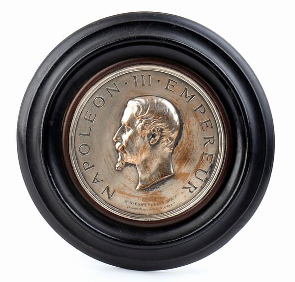 miniatura in bronzo argentato di Napoleone III con cornice in legno coeva  - Asta Militaria, Ordini cavallereschi, Napoleonica - Associazione Nazionale - Case d'Asta italiane