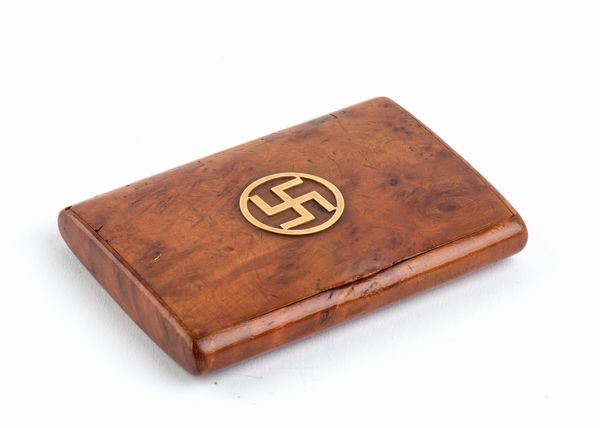 Tabacchiera in legno con svastica in oro  - Asta Militaria, Ordini cavallereschi, Napoleonica - Associazione Nazionale - Case d'Asta italiane