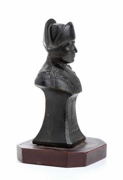 piccolo busto in antimonio di Napoleone  - Asta Militaria, Ordini cavallereschi, Napoleonica - Associazione Nazionale - Case d'Asta italiane