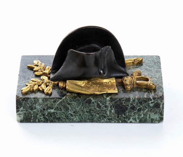 presse papier in bronzo e marmo verde con cappello di Napoleone e trofeo darmi  - Asta Militaria, Ordini cavallereschi, Napoleonica - Associazione Nazionale - Case d'Asta italiane