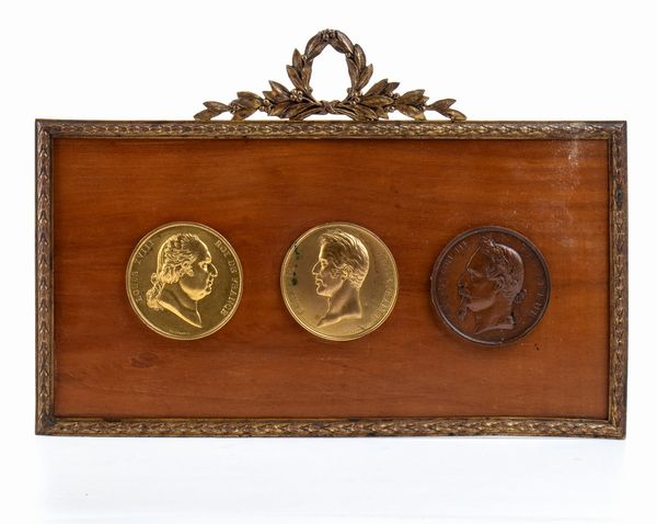 Tre medaglioni in bronzo in cornice  - Asta Militaria, Ordini cavallereschi, Napoleonica - Associazione Nazionale - Case d'Asta italiane