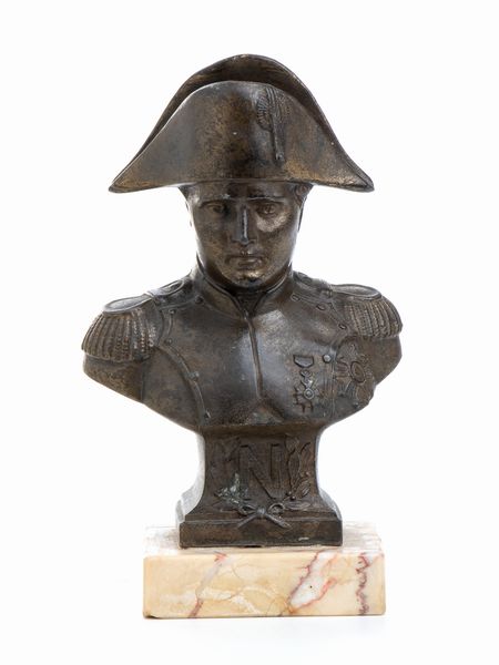 Piccolo busto di Napoleone in antimonio con base in marmo  - Asta Militaria, Ordini cavallereschi, Napoleonica - Associazione Nazionale - Case d'Asta italiane