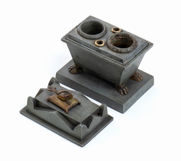Piccolo sarcofago in metallo bianco e bronzo contenente un calamaio e le spoglie in bronzo di Napoleone  - Asta Militaria, Ordini cavallereschi, Napoleonica - Associazione Nazionale - Case d'Asta italiane