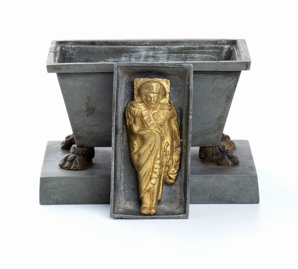 Piccolo sarcofago in metallo bianco e bronzo contenente un calamaio e le spoglie in bronzo di Napoleone  - Asta Militaria, Ordini cavallereschi, Napoleonica - Associazione Nazionale - Case d'Asta italiane