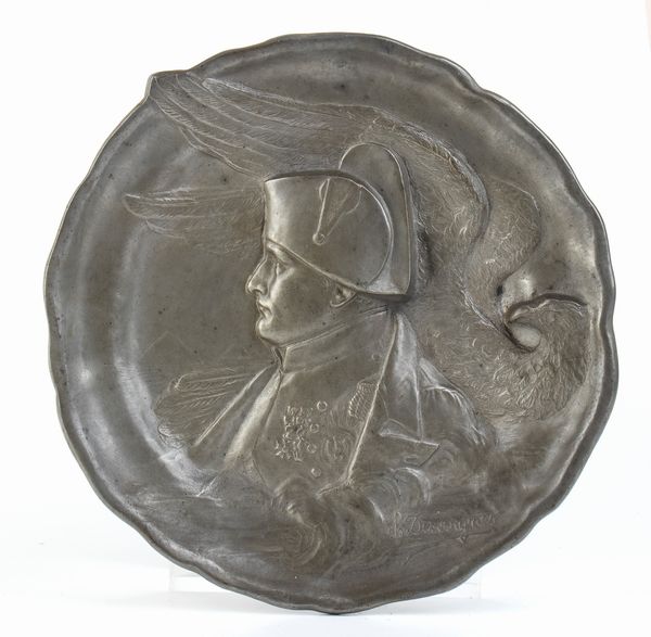 Grande placca circolare in peltro con busto di Napoleone e aquila imperiale  - Asta Militaria, Ordini cavallereschi, Napoleonica - Associazione Nazionale - Case d'Asta italiane