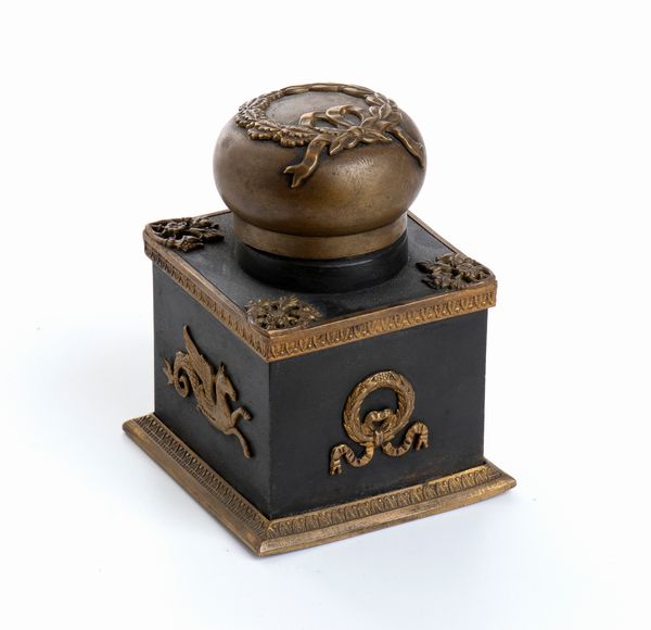 antico calamaio impero con decorazioni neoclassiche  - Asta Militaria, Ordini cavallereschi, Napoleonica - Associazione Nazionale - Case d'Asta italiane