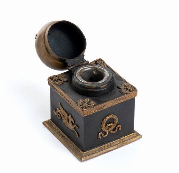 antico calamaio impero con decorazioni neoclassiche  - Asta Militaria, Ordini cavallereschi, Napoleonica - Associazione Nazionale - Case d'Asta italiane