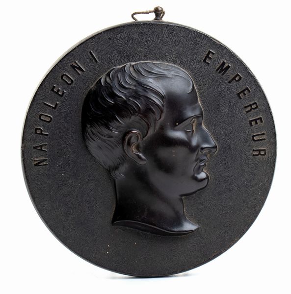 Placca in bois dourci con ritratto di Napoleone  - Asta Militaria, Ordini cavallereschi, Napoleonica - Associazione Nazionale - Case d'Asta italiane