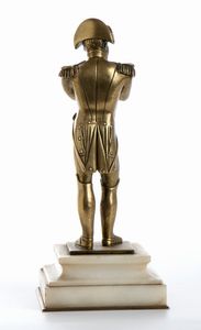piccolo bronzo di Napoleone su base in marmo bianco  - Asta Militaria, Ordini cavallereschi, Napoleonica - Associazione Nazionale - Case d'Asta italiane