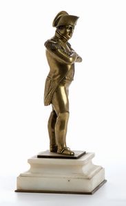 piccolo bronzo di Napoleone su base in marmo bianco  - Asta Militaria, Ordini cavallereschi, Napoleonica - Associazione Nazionale - Case d'Asta italiane