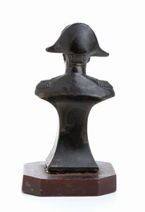 piccolo busto in antimonio di Napoleone  - Asta Militaria, Ordini cavallereschi, Napoleonica - Associazione Nazionale - Case d'Asta italiane