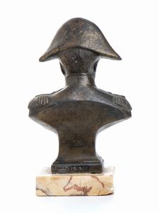 Piccolo busto di Napoleone in antimonio con base in marmo  - Asta Militaria, Ordini cavallereschi, Napoleonica - Associazione Nazionale - Case d'Asta italiane