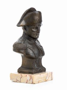 Piccolo busto di Napoleone in antimonio con base in marmo  - Asta Militaria, Ordini cavallereschi, Napoleonica - Associazione Nazionale - Case d'Asta italiane