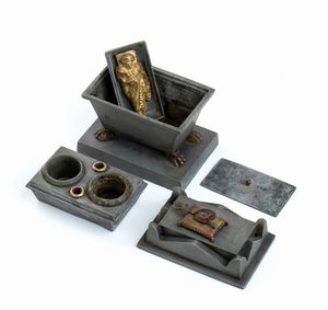 Piccolo sarcofago in metallo bianco e bronzo contenente un calamaio e le spoglie in bronzo di Napoleone  - Asta Militaria, Ordini cavallereschi, Napoleonica - Associazione Nazionale - Case d'Asta italiane