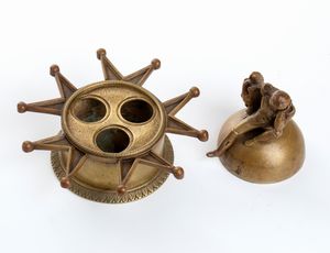 calamaio in bronzo con campanello sormontato da Napoleone e laquila imperiale  - Asta Militaria, Ordini cavallereschi, Napoleonica - Associazione Nazionale - Case d'Asta italiane