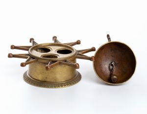 calamaio in bronzo con campanello sormontato da Napoleone e laquila imperiale  - Asta Militaria, Ordini cavallereschi, Napoleonica - Associazione Nazionale - Case d'Asta italiane