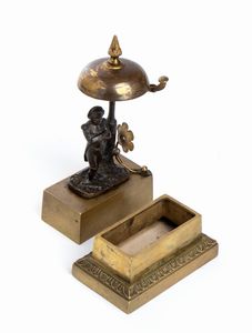 Campanello in bronzo con statuina di Napoleone in piedi  - Asta Militaria, Ordini cavallereschi, Napoleonica - Associazione Nazionale - Case d'Asta italiane