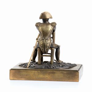 Piccola scultura in bronzo di Napoleone seduto in campo di battaglia  - Asta Militaria, Ordini cavallereschi, Napoleonica - Associazione Nazionale - Case d'Asta italiane