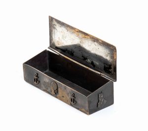 Piccolo contenitore in bronzo argentato con decorazione di ancore, testa di moro e stemma della citt di Ajaccio  - Asta Militaria, Ordini cavallereschi, Napoleonica - Associazione Nazionale - Case d'Asta italiane