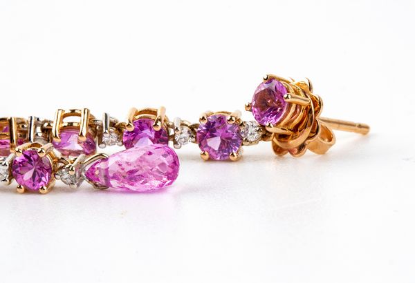 Orecchini pendenti in con zaffiri rosa e diamanti  - Asta Gioielli, Orologi e Penne - Associazione Nazionale - Case d'Asta italiane