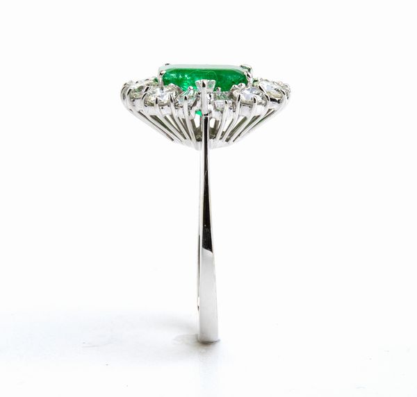 Anello in oro con smeraldo e diamanti  - Asta Gioielli, Orologi e Penne - Associazione Nazionale - Case d'Asta italiane