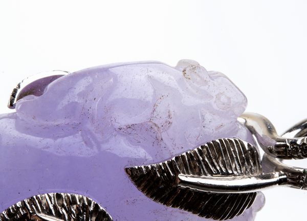 Pendente in oro con diamanti e giada lavanda  - Asta Gioielli, Orologi e Penne - Associazione Nazionale - Case d'Asta italiane