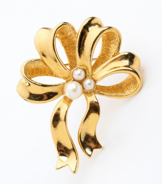 Lotto di 3 spille in oro  - Asta Gioielli, Orologi e Penne - Associazione Nazionale - Case d'Asta italiane